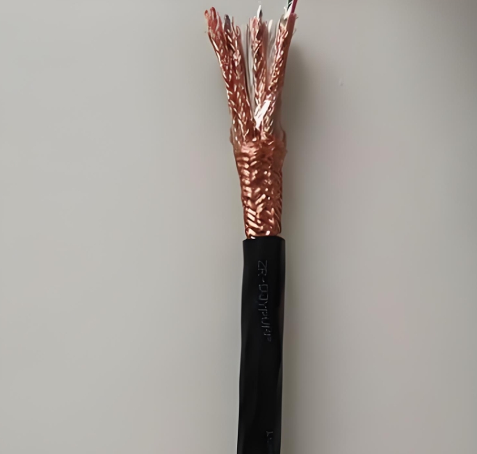 電纜作為電力傳輸?shù)难}，其性能直接影響到整個系統(tǒng)的可靠性.jpg